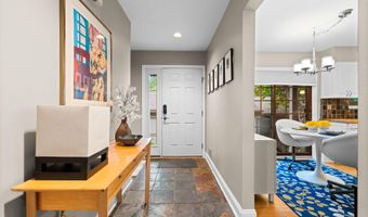 2202 Pine Grove Ct, Ann Arbor, MI 48103