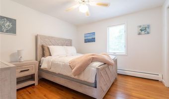 10 Cross Rd, Narragansett, RI 02882