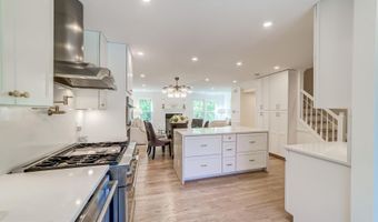 8 CARRIAGE HOUSE Cir, Alexandria, VA 22304