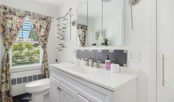17 Lee St, Cranston, RI 02920