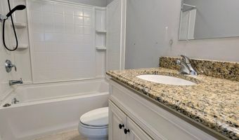 15 Old Oak Dr 15, Brookfield, CT 06804