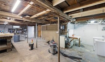 8 Pine Ln, Coventry, RI 02816