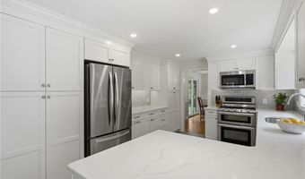 136 Holly Hills Ln, North Kingstown, RI 02874