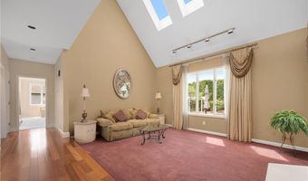 40 Alpine Estates Dr, Cranston, RI 02921