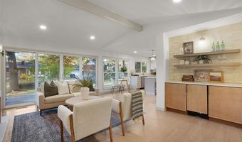 827 Woodruff Dr, Ballwin, MO 63011