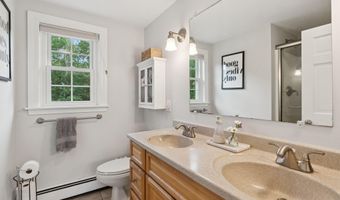 2 Winsome Lea Rd, Falmouth, ME 04105