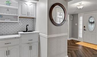 806 Hollyridge Dr, Ballwin, MO 63011