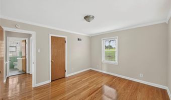 105 N Elm St, Ballwin, MO 63011