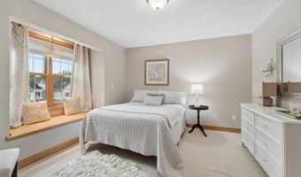 208 E APPLE CREEK Rd, Appleton, WI 54913