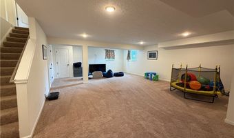 987 Hawkin Ln, Aurora, OH 44202