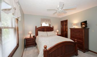 8 Beckmann Ln, Nashua, NH 03062