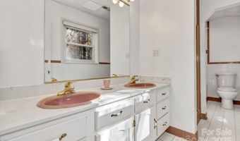 111 Hidden Pond Ln, Asheville, NC 28804