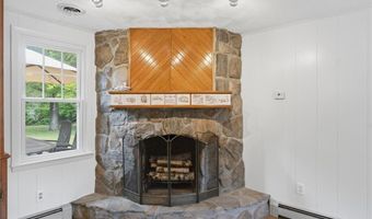 6 Lakewood Dr, Narragansett, RI 02882