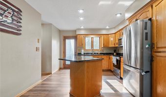 901 Geneva Dr, Alexandria, MN 56308