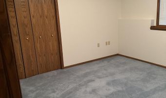 1102 Willow Dr, Aberdeen, SD 57401