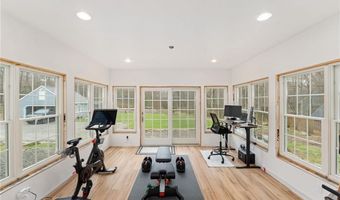 6 Knowlton Ct, Bristol, RI 02809