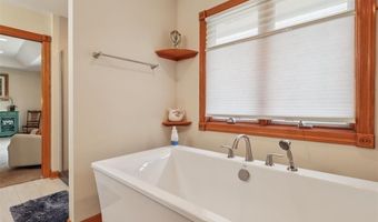 1019 11th Ave SE, Altoona, IA 50009