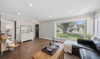 905 N Douglas Ave, Arlington Heights, IL 60004