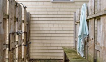 28 Wilbur Ave, Newport, RI 02840