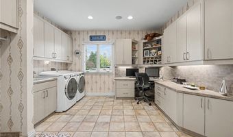 520 Bristol Dr, Aurora, OH 44202