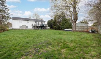 37 Squantum Dr, Middletown, RI 02842