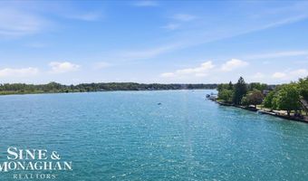 206 Edgewater Dr, Algonac, MI 48001