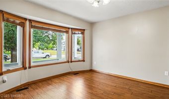 708 13th St SW, Altoona, IA 50009