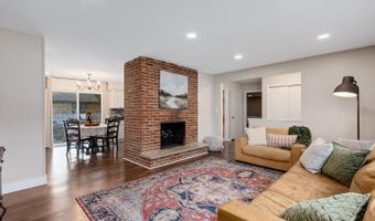 2 Sunset Ln, Algonquin, IL 60102