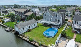 25 Meadow Ln, Amityville, NY 11701