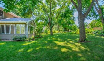 21 E Newhaven Cir, Madison, WI 53717
