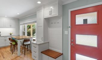 8304 BRIAR CREEK Dr, Annandale, VA 22003