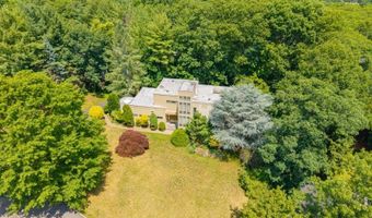 4 High Mountain Trl, Bayonne, NJ 07035