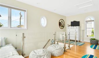 10 Calef Ave, Narragansett, RI 02882