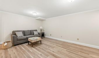 180 Spring Oaks Dr, Ballwin, MO 63011
