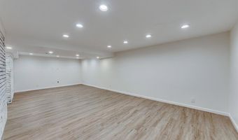382 Cedar Run Dr, Ballwin, MO 63021