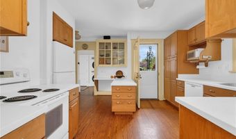 4 Van Zandt Ave, Newport, RI 02840