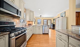 16 Gibbs Rd, Amity Harbor, NY 11701
