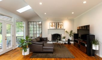 8809 SAUNDERS Ln, Bethesda, MD 20817