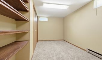 1607 S 6th St, Aberdeen, SD 57401