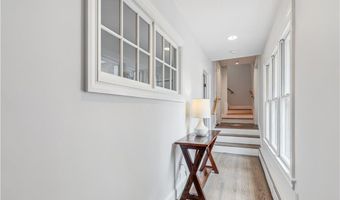 101 County Rd, Barrington, RI 02806