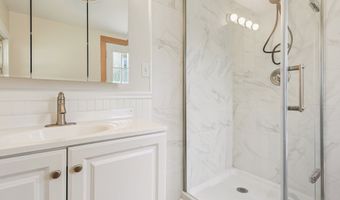 91 Grove St, Clinton, CT 06413