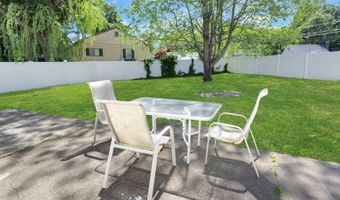 371 Northfield Dr, Bridgeport, CT 06606