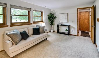 5514 Meadowood Dr, Fitchburg, WI 53711