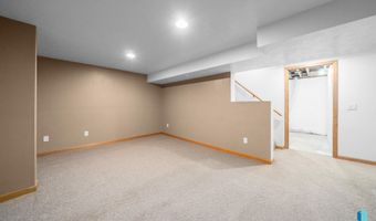 313 S 6th Ave, Brandon, SD 57005