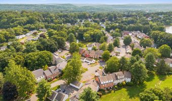 1 E Hayestown Rd 33, Danbury, CT 06811