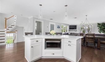 36 Wanda St, Narragansett, RI 02882