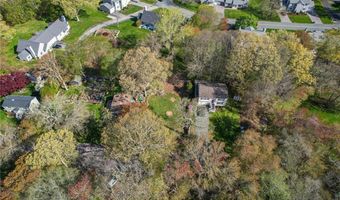 7 Winterberry Rd, Narragansett, RI 02882