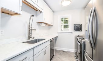 9 Hidden Brook Dr, Brookfield, CT 06804