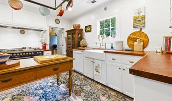 128 4th St, Apalachicola, FL 32320