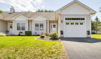 136 Pond View Cir 136, Beacon Falls, CT 06403